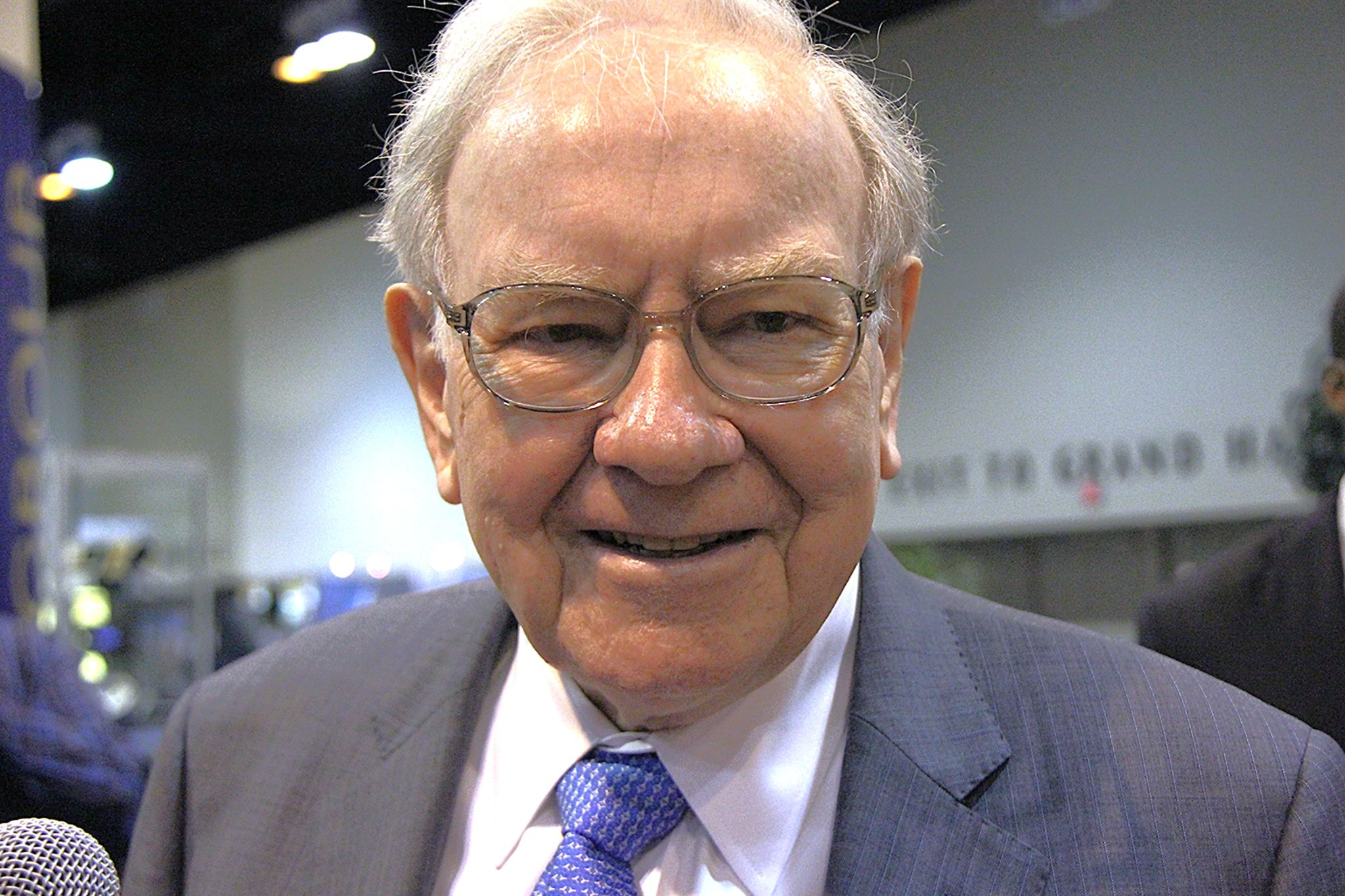 Warren Buffett Still Owns 400,000,000 Shares of This Iconic American Business